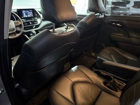 Used 2024 Toyota Highlander XLE image 30
