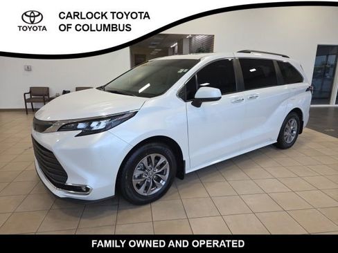 Used 2024 Toyota Sienna XLE FWD image 3