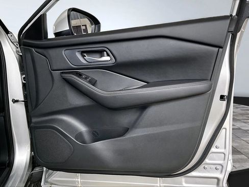 Used 2025 Nissan Rogue SV image 24