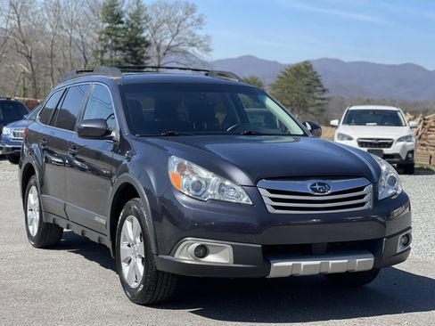 Used 2011 Subaru Outback 2.5i Limited image 1