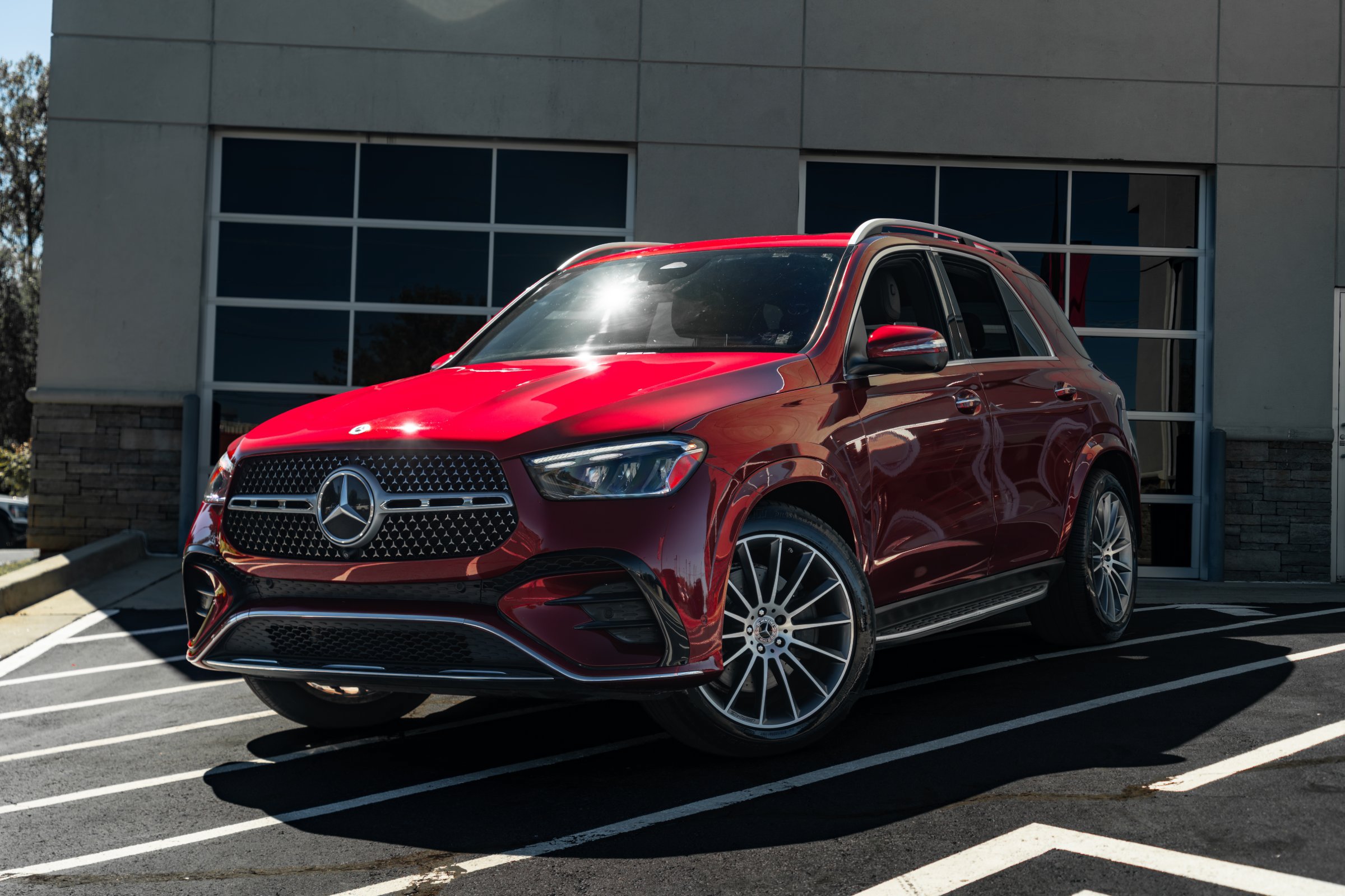 Used 2024 Mercedes-Benz GLE 350 4MATIC w/ AMG Line Exterior image 1