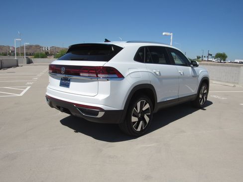 Used 2024 Volkswagen Atlas Cross Sport SE image 5