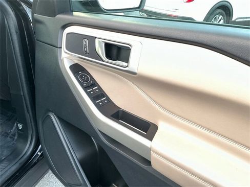 Used 2022 Ford Explorer XLT image 11