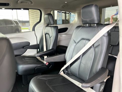 Used 2019 Chrysler Pacifica Touring-L FWD image 39