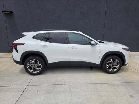 Used 2025 Chevrolet Trax LT w/ LT Convenience Package FWD image 4