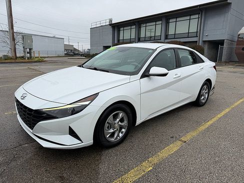 Used 2022 Hyundai Elantra SE image 3