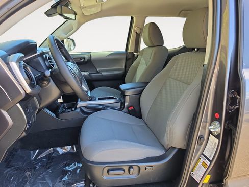 Used 2022 Toyota Tacoma SR5 AWD/4WD image 9