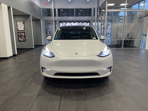 Used 2023 Tesla Model Y AWD image 3