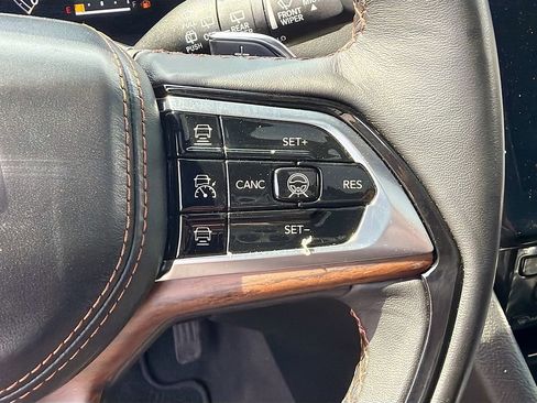 Used 2023 Jeep Grand Cherokee L Summit w/ Advanced Protech Group IV AWD/4WD image 38