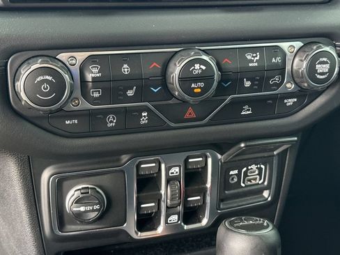 Used 2025 Jeep Gladiator Sport AWD/4WD image 29