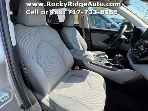 Used 2023 Toyota Highlander LE AWD/4WD image 25
