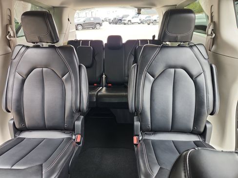 Used 2024 Chrysler Pacifica Touring-L image 38