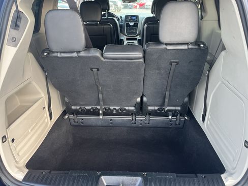 Used 2016 Chrysler Town & Country Touring FWD image 37