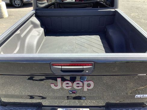 Used 2024 Jeep Gladiator Rubicon w/ Technology Group AWD/4WD image 30