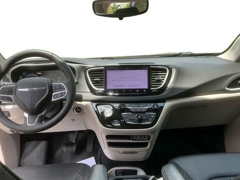 Used 2024 Chrysler Pacifica Touring-L FWD image 10
