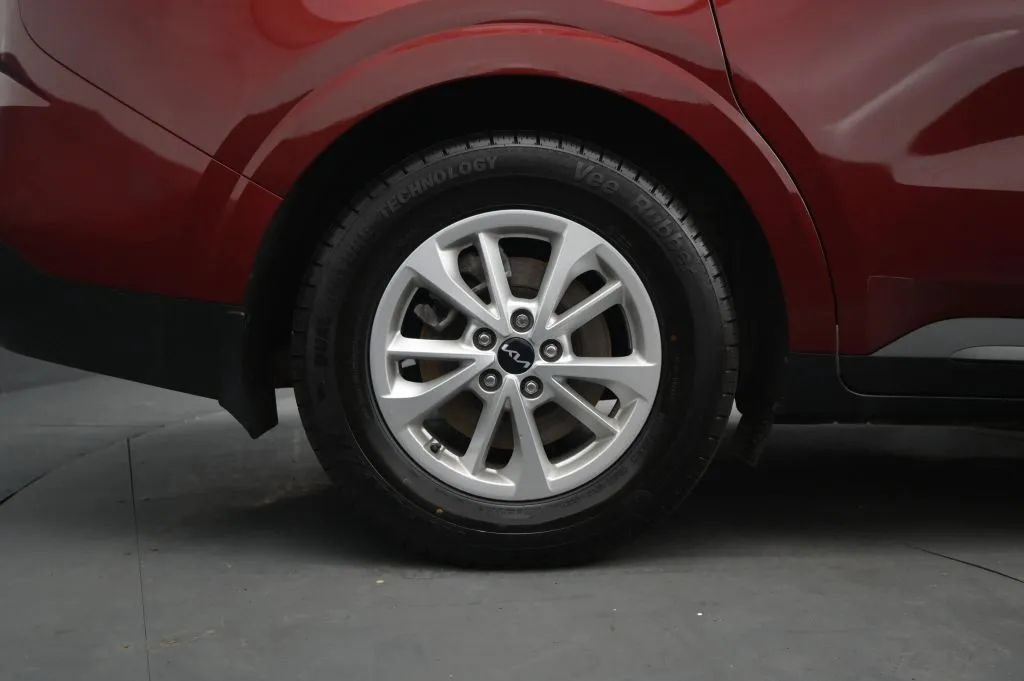 Used 2023 Kia Carnival LX FWD image 17
