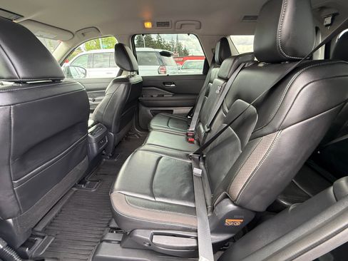 Used 2025 Nissan Pathfinder SL AWD/4WD image 6