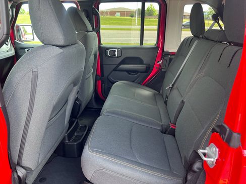 Used 2025 Jeep Wrangler Sahara image 17