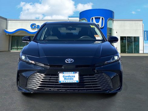 Used 2025 Toyota Camry SE image 2