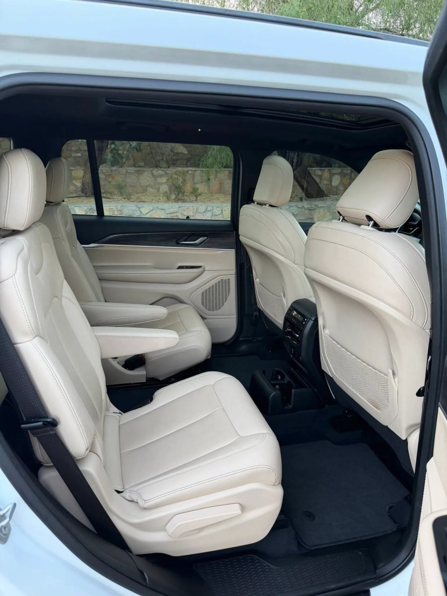 Used 2023 Jeep Grand Cherokee L Limited w/ Black Appearance Package AWD/4WD image 12