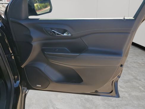 Used 2023 GMC Acadia SLT w/ Technology Package image 13