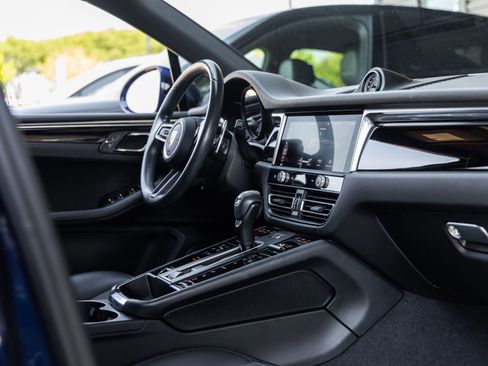 Certified 2022 Porsche Macan AWD/4WD image 43
