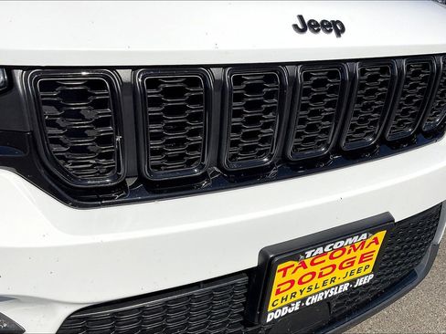 Used 2024 Jeep Grand Cherokee Altitude image 36