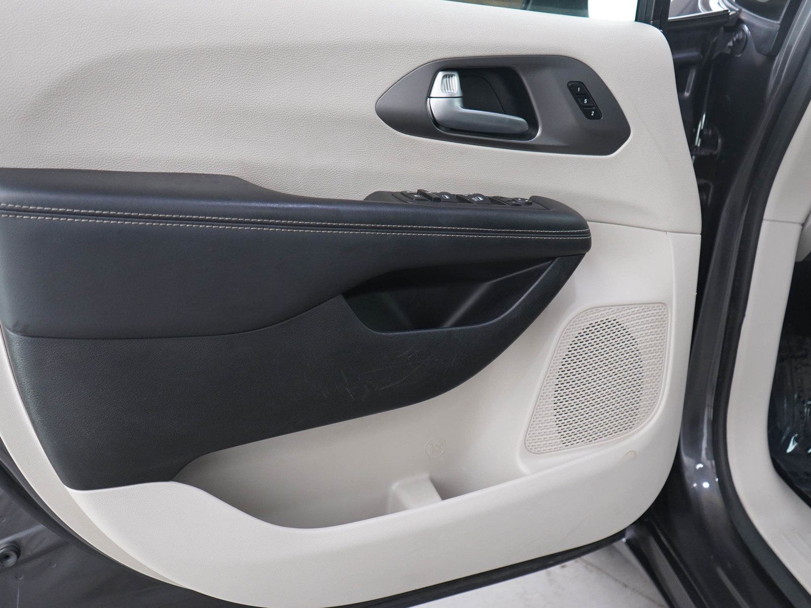 Used 2023 Chrysler Pacifica Touring-L FWD image 21