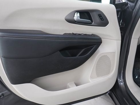 Used 2023 Chrysler Pacifica Touring-L FWD image 21
