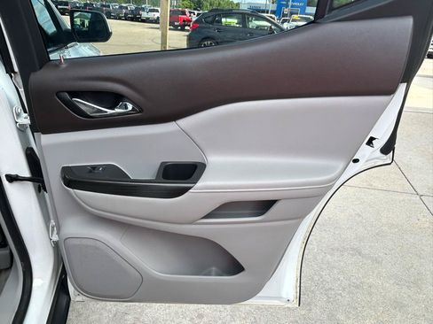 Used 2017 GMC Acadia SLT FWD image 16