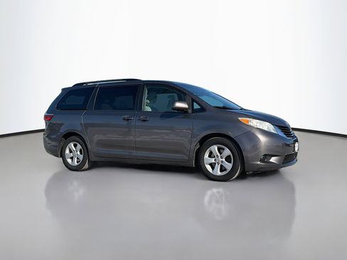 Used 2015 Toyota Sienna LE image 1