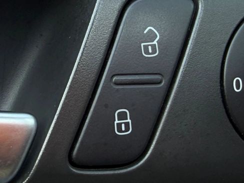 Used 2013 Volkswagen Beetle TDI FWD image 33