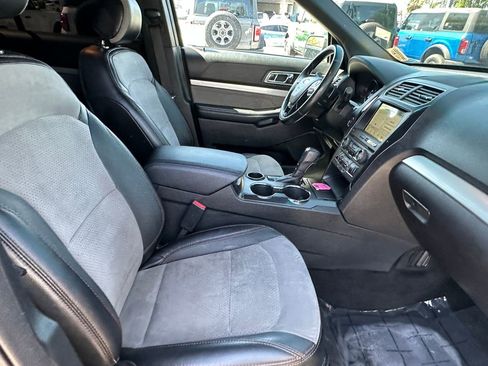 Used 2017 Ford Explorer XLT w/ Equipment Group 202A FWD image 17