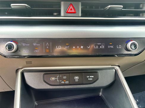 Used 2025 Kia Carnival FWD image 16