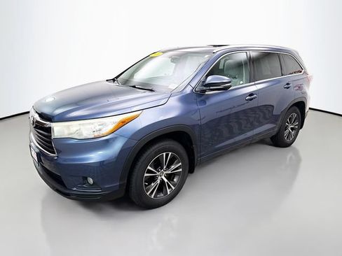 Used 2016 Toyota Highlander XLE AWD/4WD image 3