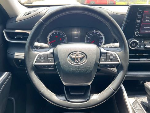 Used 2022 Toyota Highlander LE FWD image 14