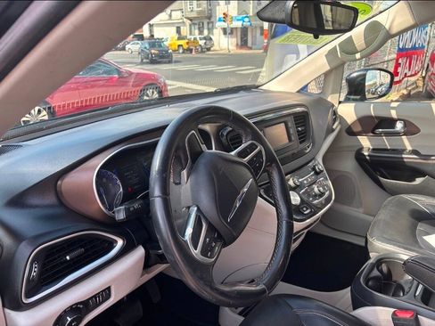 Used 2017 Chrysler Pacifica Touring-L FWD image 5