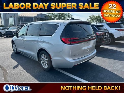 Used 2024 Chrysler Pacifica Touring-L FWD image 2