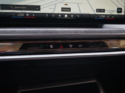 Used 2025 BMW 740i xDrive w/ Premium Package AWD/4WD image 18