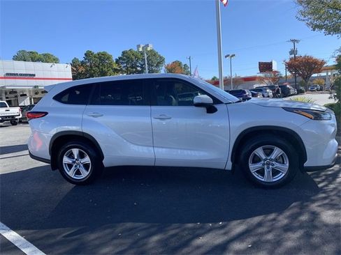 Certified 2023 Toyota Highlander L image 9