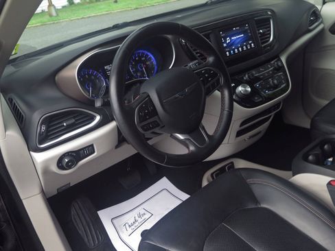 Used 2019 Chrysler Pacifica Touring-L FWD image 8