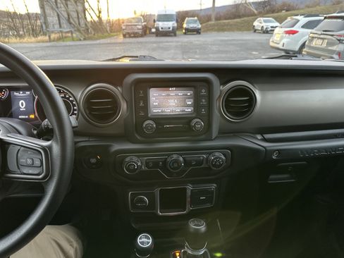 Used 2018 Jeep Wrangler Unlimited Sport image 24