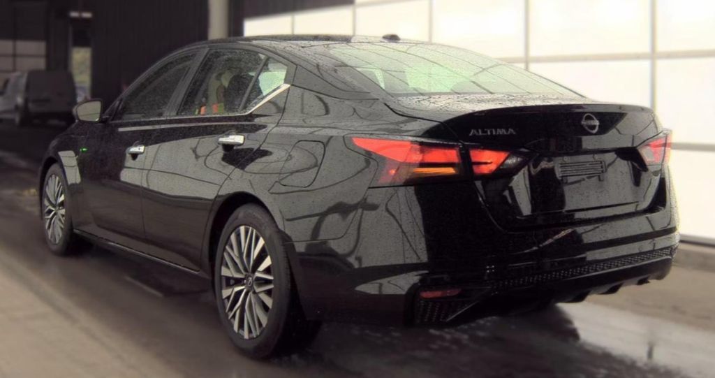 Used 2025 Nissan Altima 2.5 SV FWD image 4
