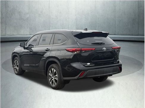 Used 2021 Toyota Highlander XLE image 7