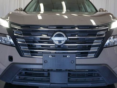 Used 2025 Nissan Rogue SV FWD image 3