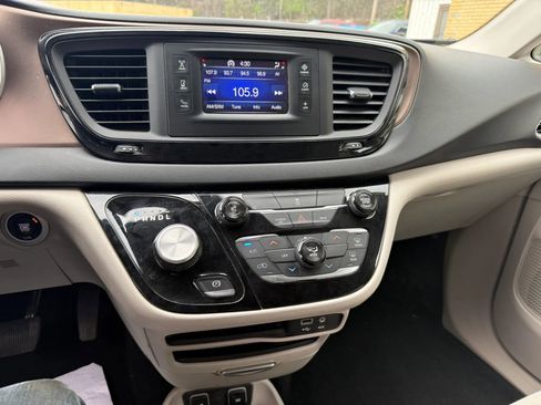 Used 2017 Chrysler Pacifica Touring image 10