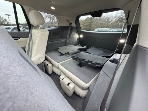 Used 2023 Cadillac XT6 Premium Luxury image 16