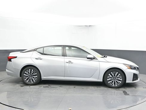 Used 2023 Nissan Altima 2.5 SV FWD image 12