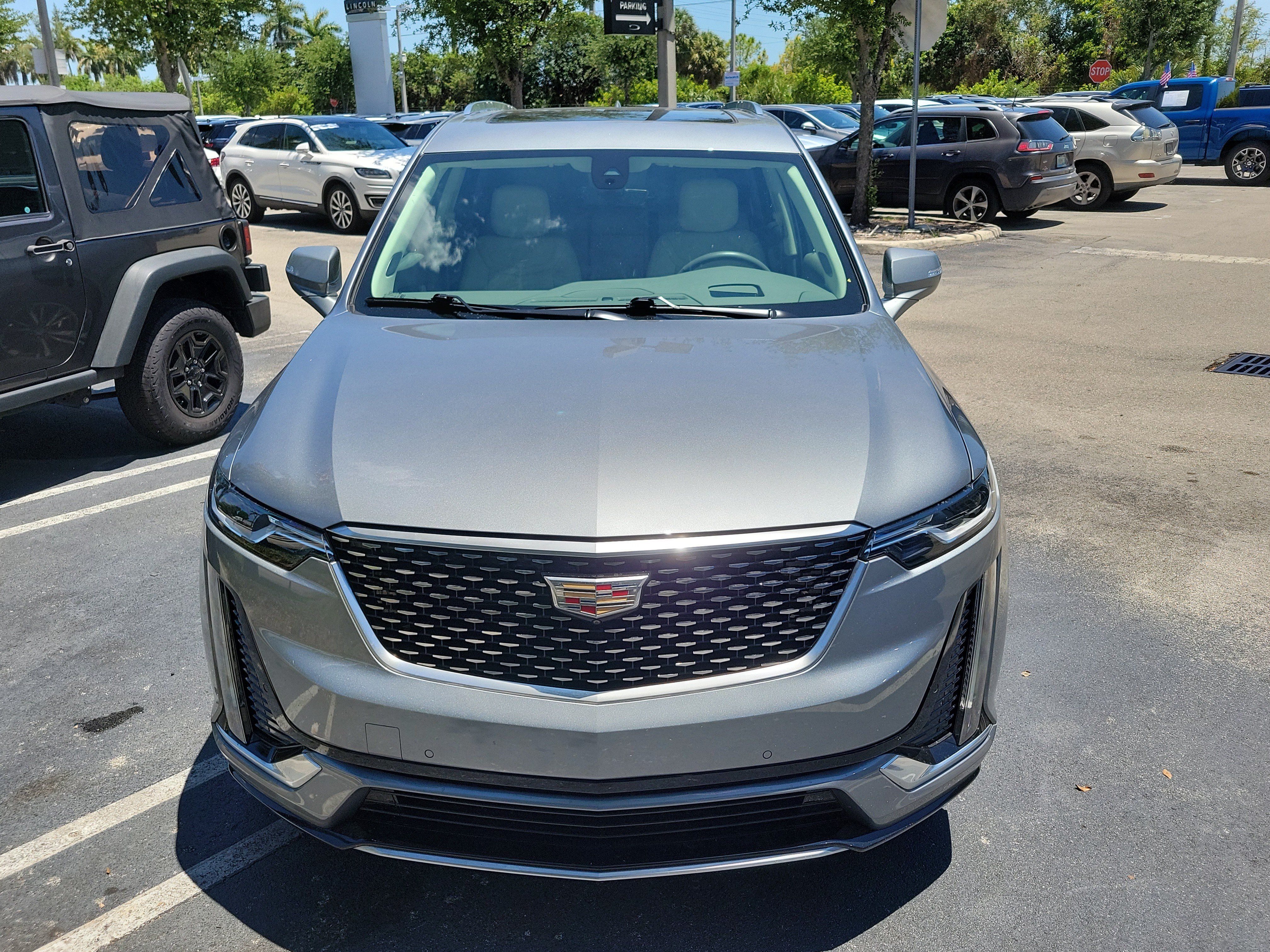 Used 2023 Cadillac XT6 Premium Luxury w/ Technology Package AWD/4WD image 2