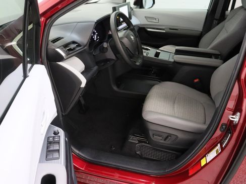 Used 2025 Toyota Sienna LE image 14